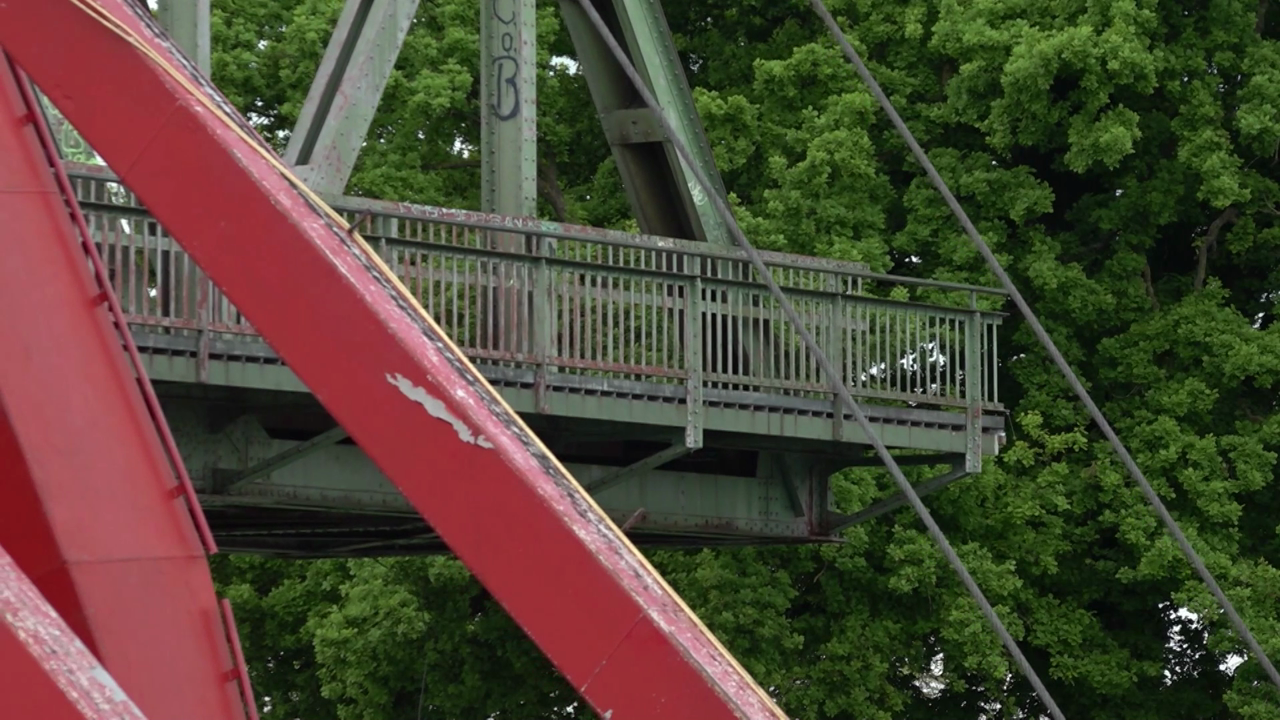 Video: Alter Eisenbahnkoloss: 250-Tonnen-Brücke spektakulär gehoben