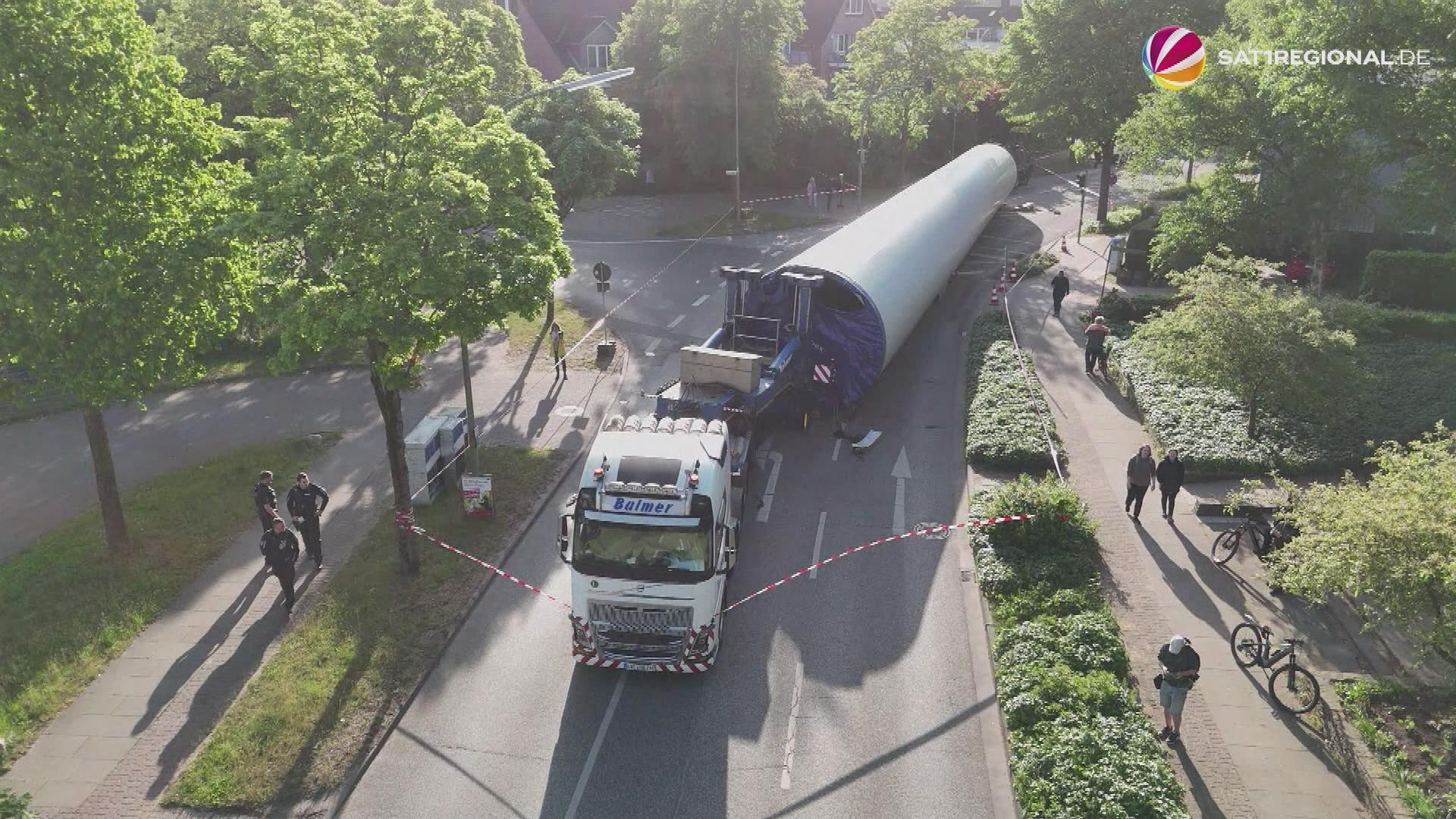 Video: 63-Tonnen-Windrad-Teil stürzt von Lkw