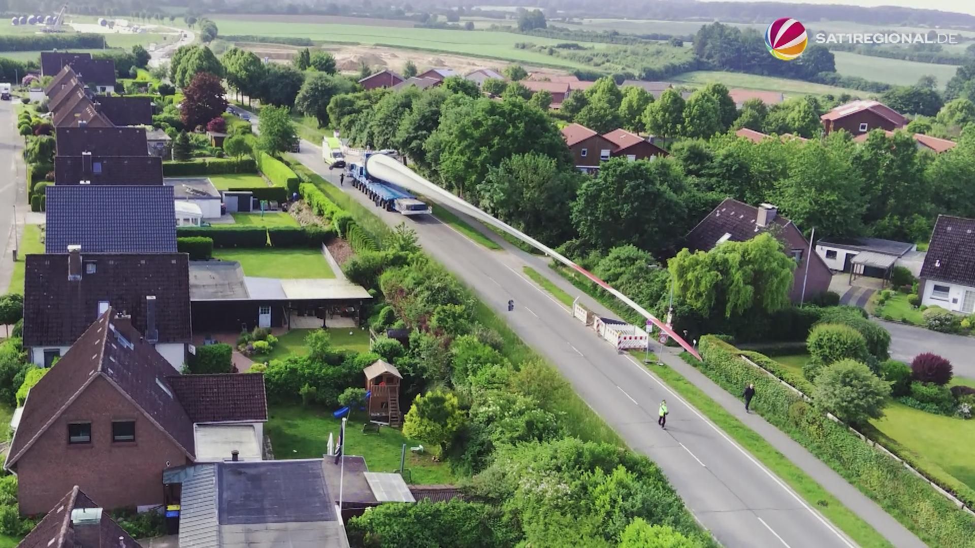 Video: Schwerlasttransport: 74 Meter langes Rotorblatt rollt durch Flintbek