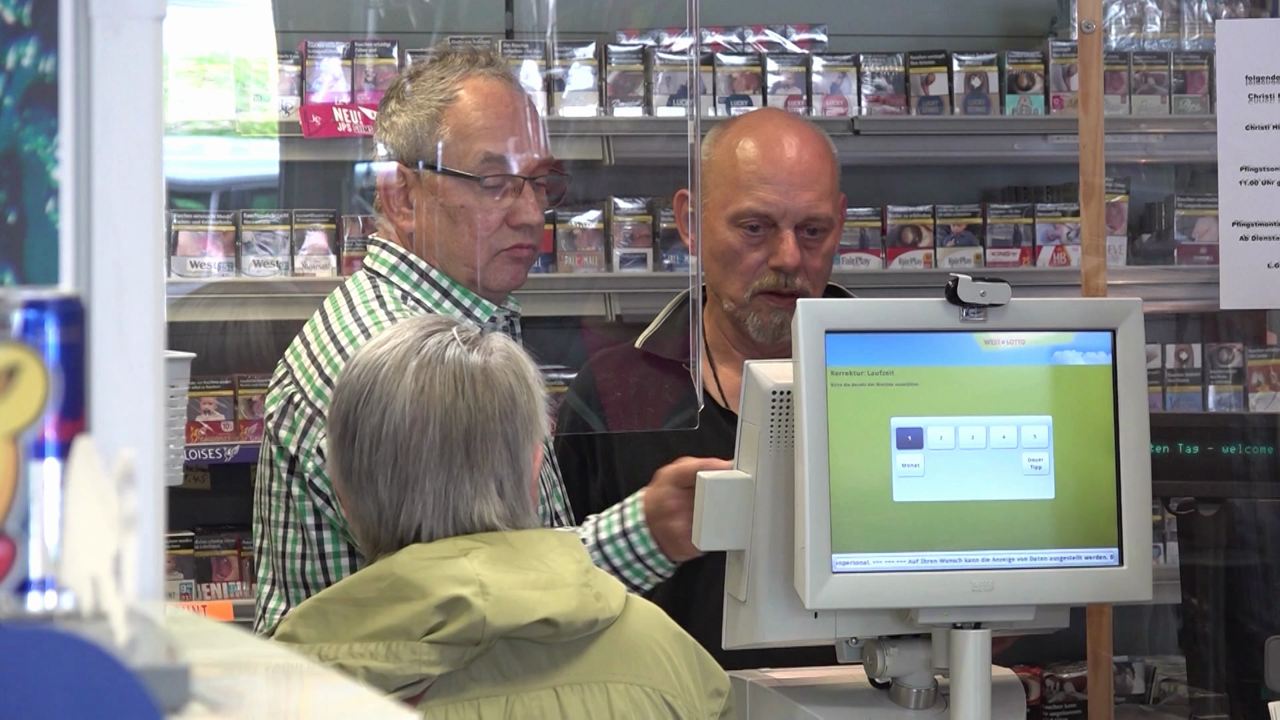 Video: Vertretung am Kiosk: Lotto-Neuling hilft während OP-Pause