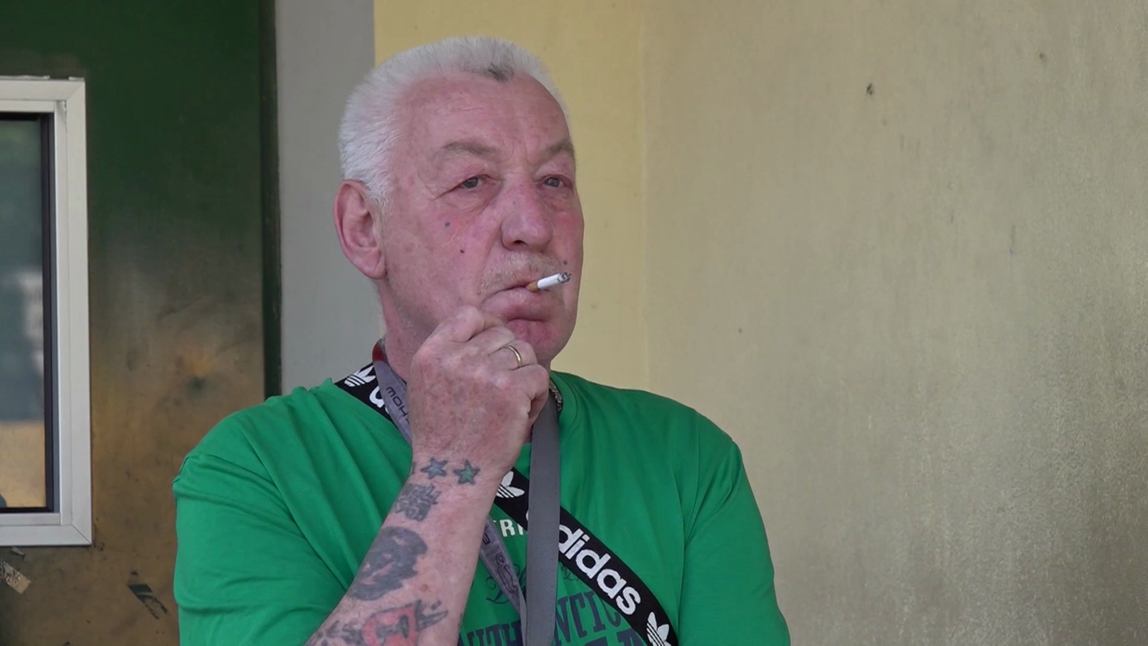 Video: Raucher trotzt Zigarettenpreiserhöhungen seit 50 Jahren