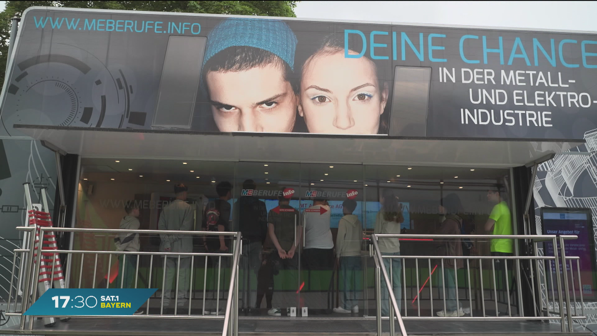 Video: Berufsorientierung on Tour: Info-Truck zeigt Schülern technische Berufe
