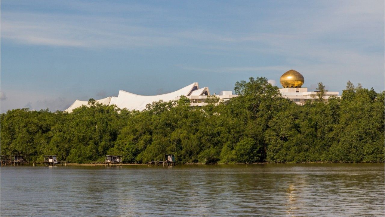 Here stands the largest villa in the world