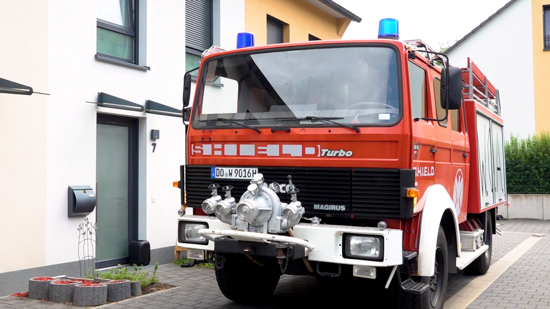 Video: Exklusiv: Mit dem Löschfahrzeug-Camper auf großer Tour