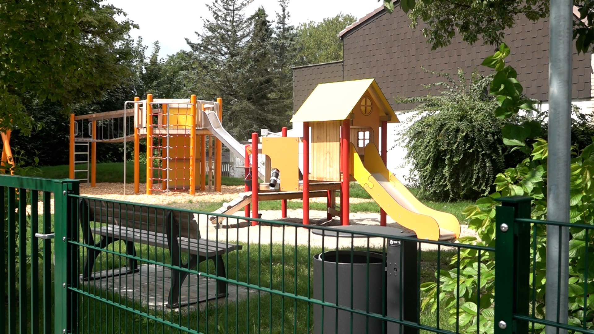Video: Spielplatz hinter Gittern: Ärger über unerlaubte Schließung