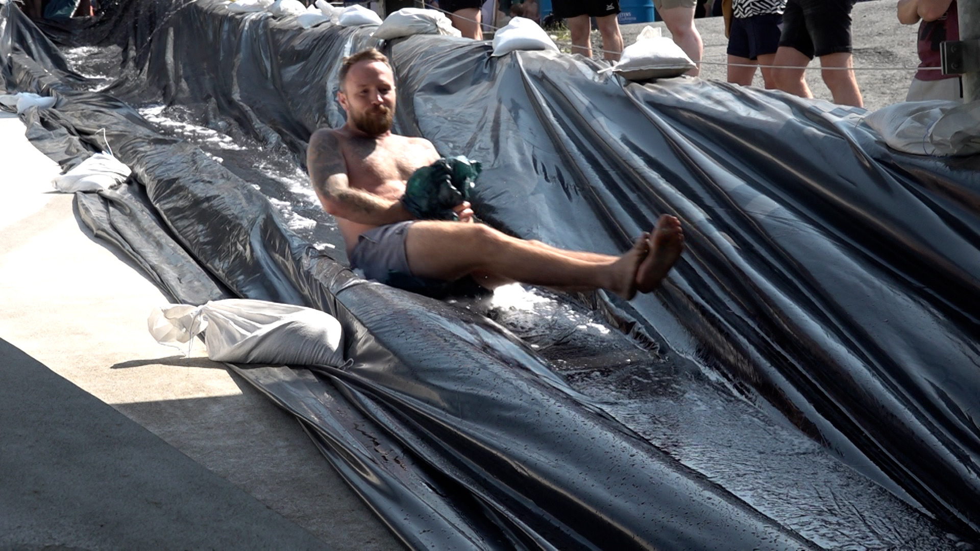 Video: Winterberg im Sommer: Bobbahn verwandelt sich in Mega-Rutsche