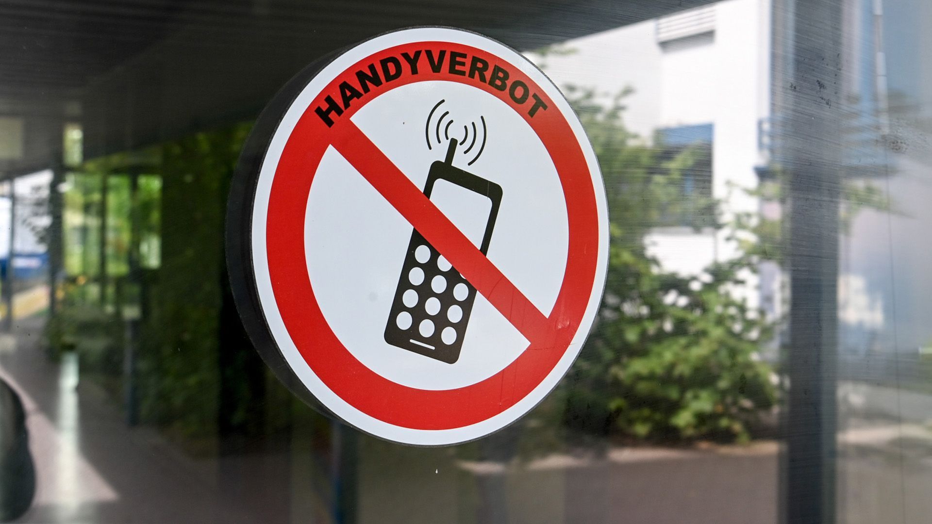 Video: Handyverbot an Hessens Schulen