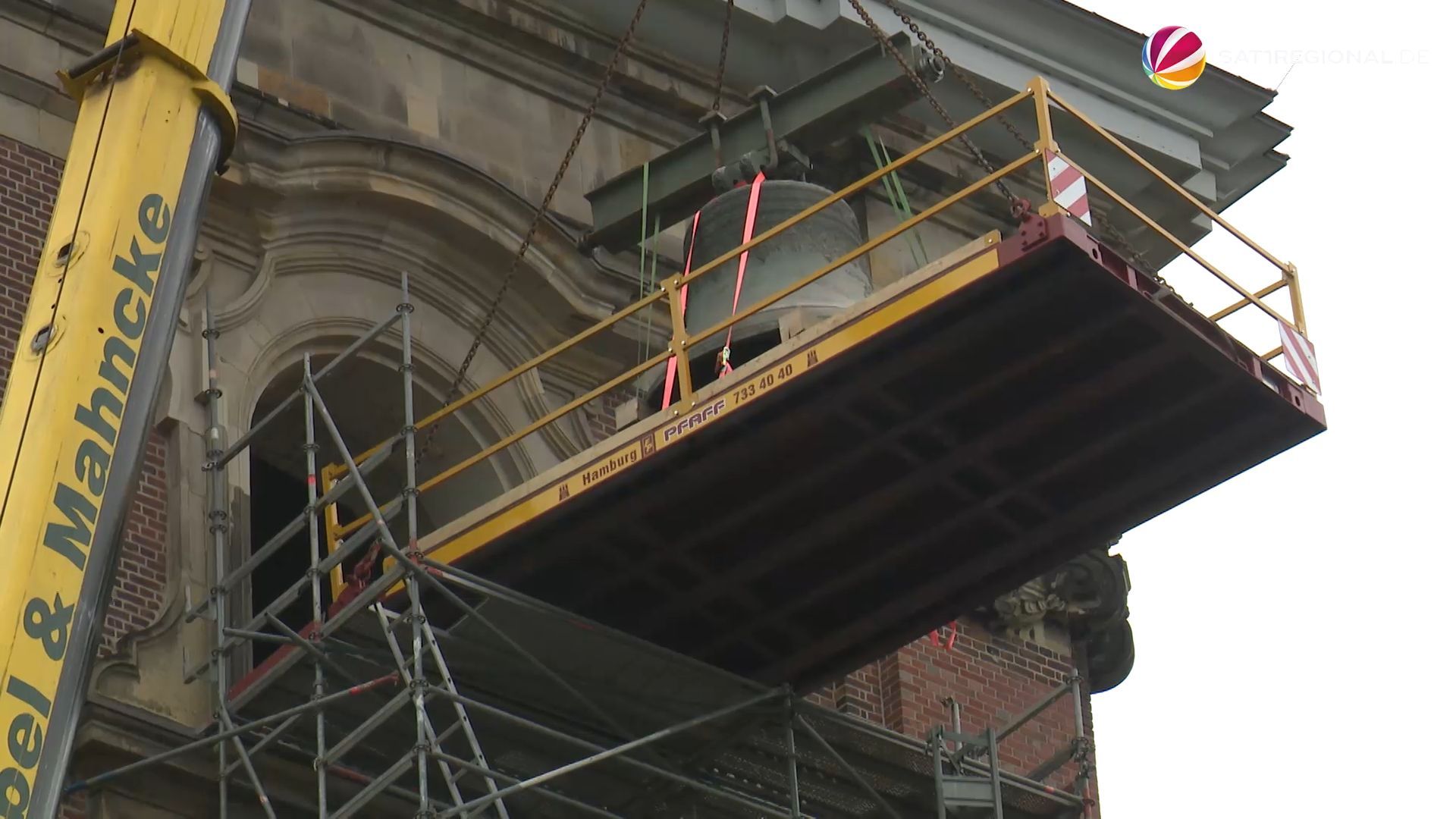 Gloria-Glocke uit de kerk St. Katharinen in Hamburg opgeheven voor restauratie