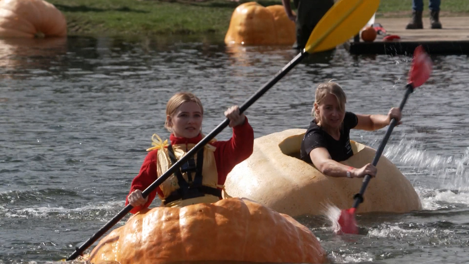 Video: Kürbis-Regatta begeistert in der Eifel