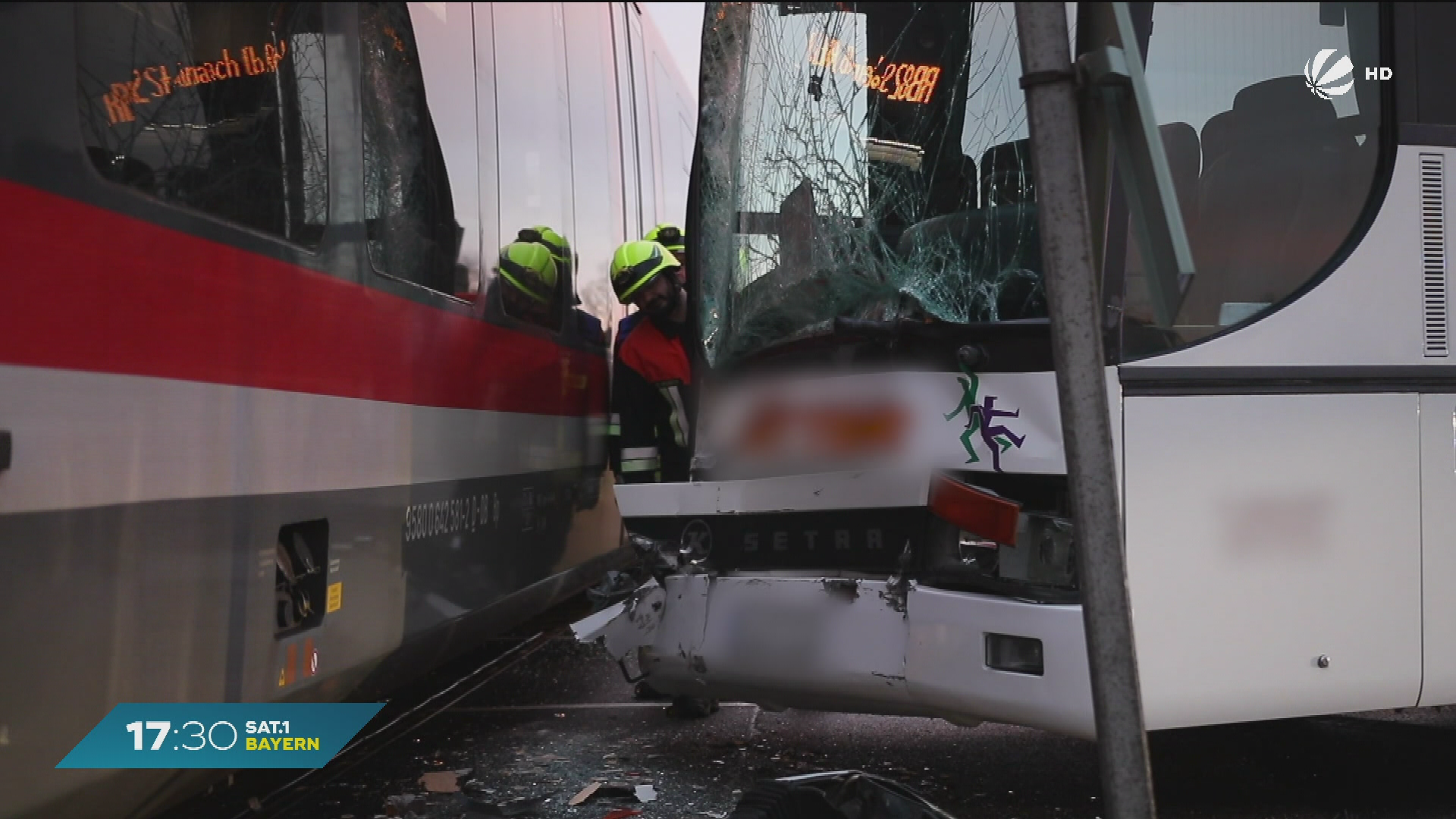 Linienbus kollidiert mit Zug: Unfall an Bahnübergang bei Ansbach