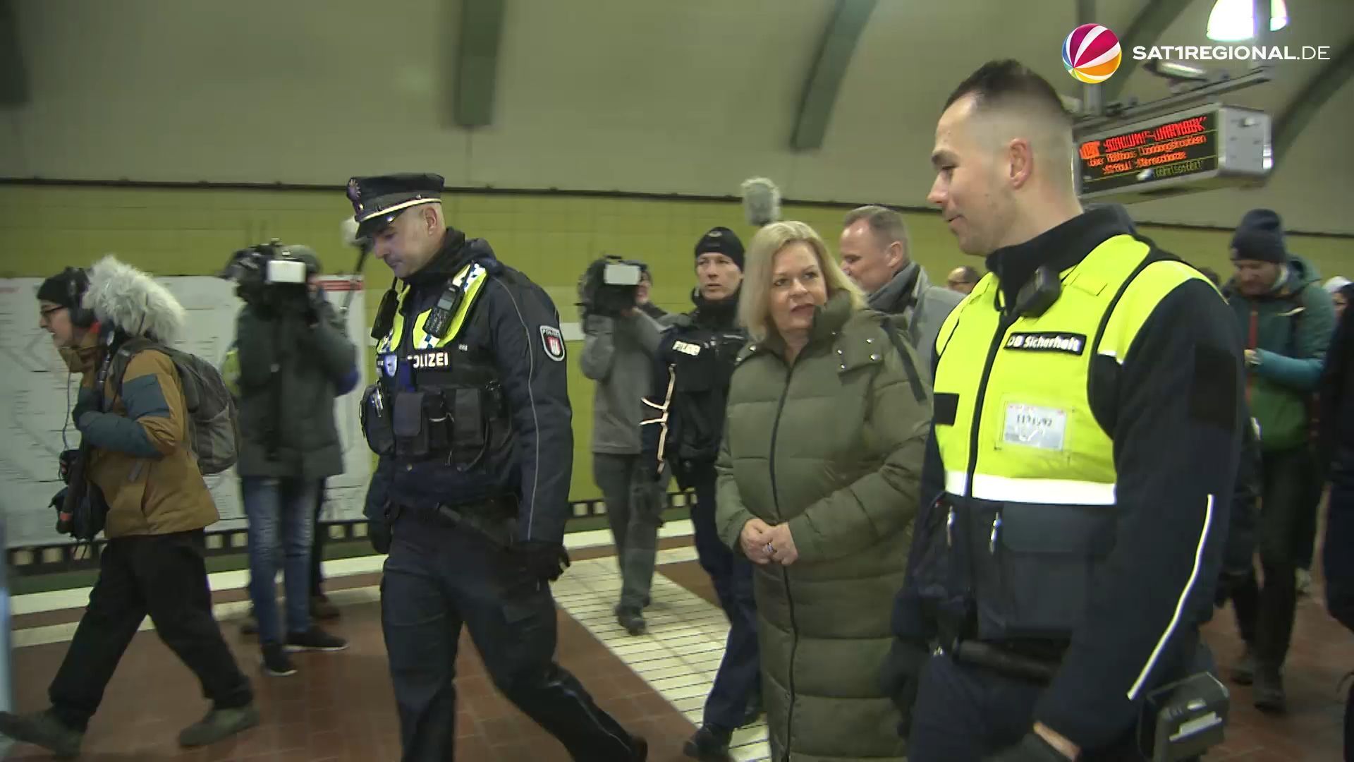 Bundesinnenministerin Faeser besucht Quattro-Streifen an Hamburger Hauptbahnhof