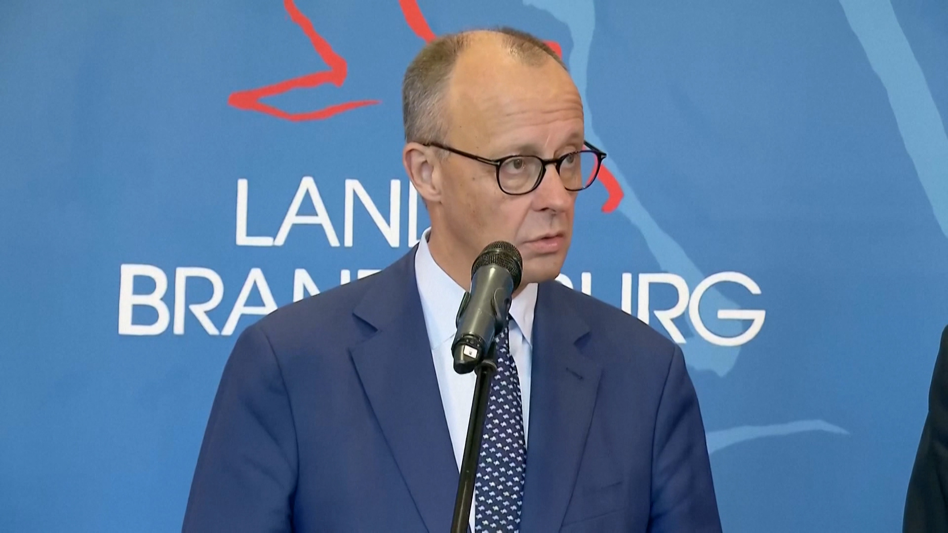 Video: Bundeskanzler wegen Volksverhetzung angezeigt