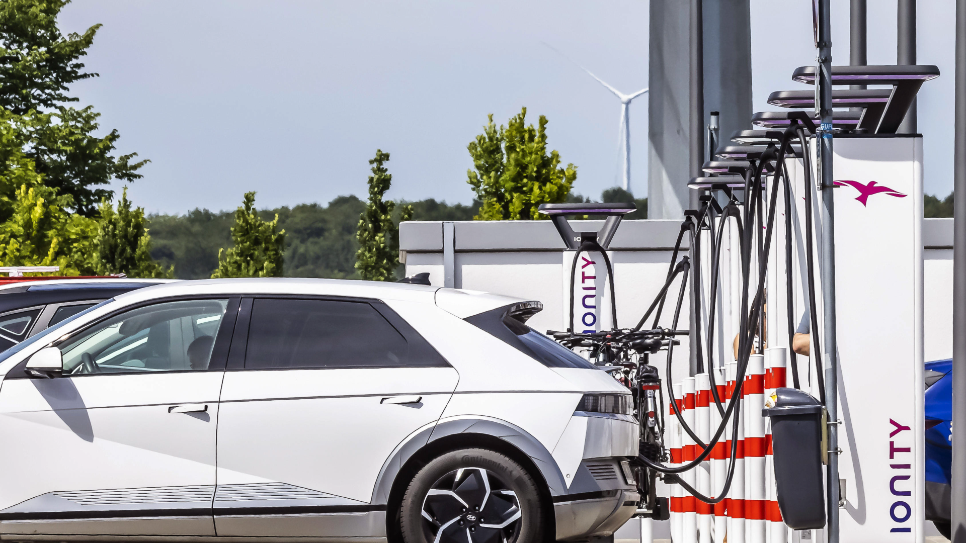 Video: ADAC bemängelt Ladesäulen an Autobahnen