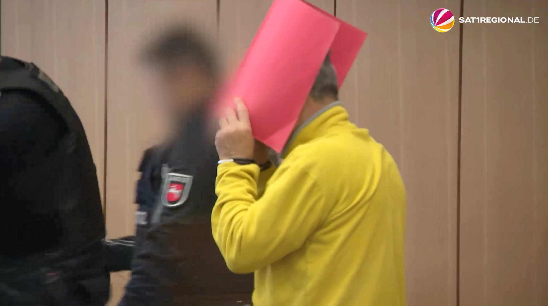Video: Prozessauftakt: Mann zündet schlafende Ehefrau an – die Frau stirbt