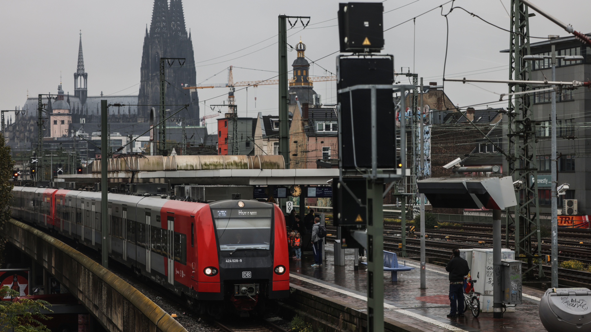 Video: Kölner Hauptbahnhof für 10 Tage gesperrt
