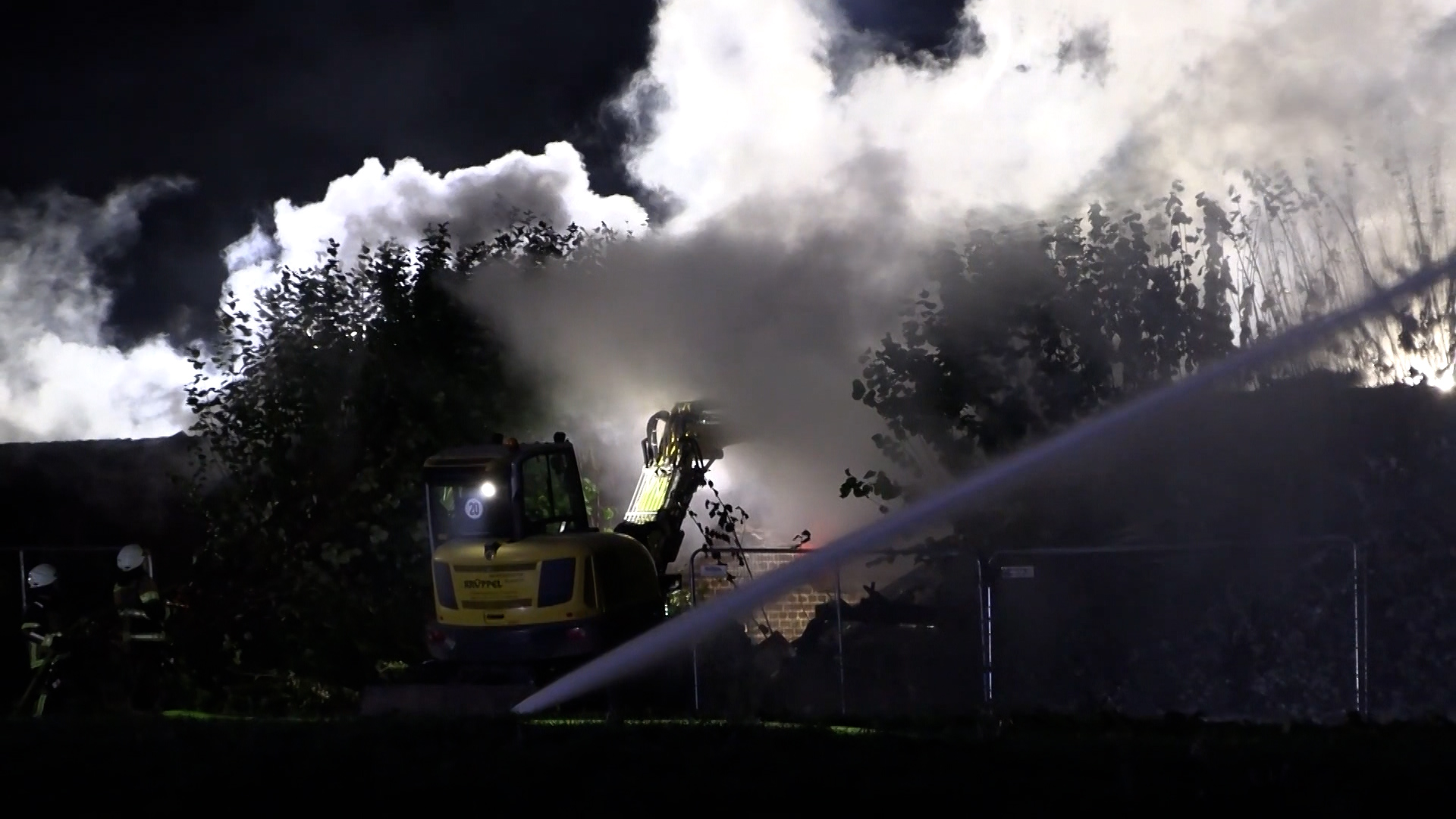 Video: Feuer zerstört Bauernhof in Rommerskirchen