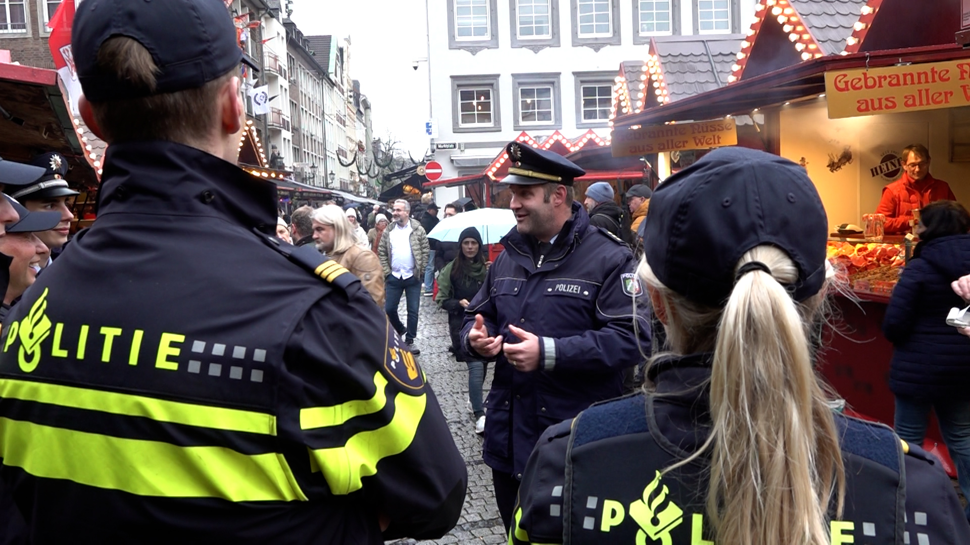 Video: Polizei sichert Düsseldorfer Weihnachtsmarkt