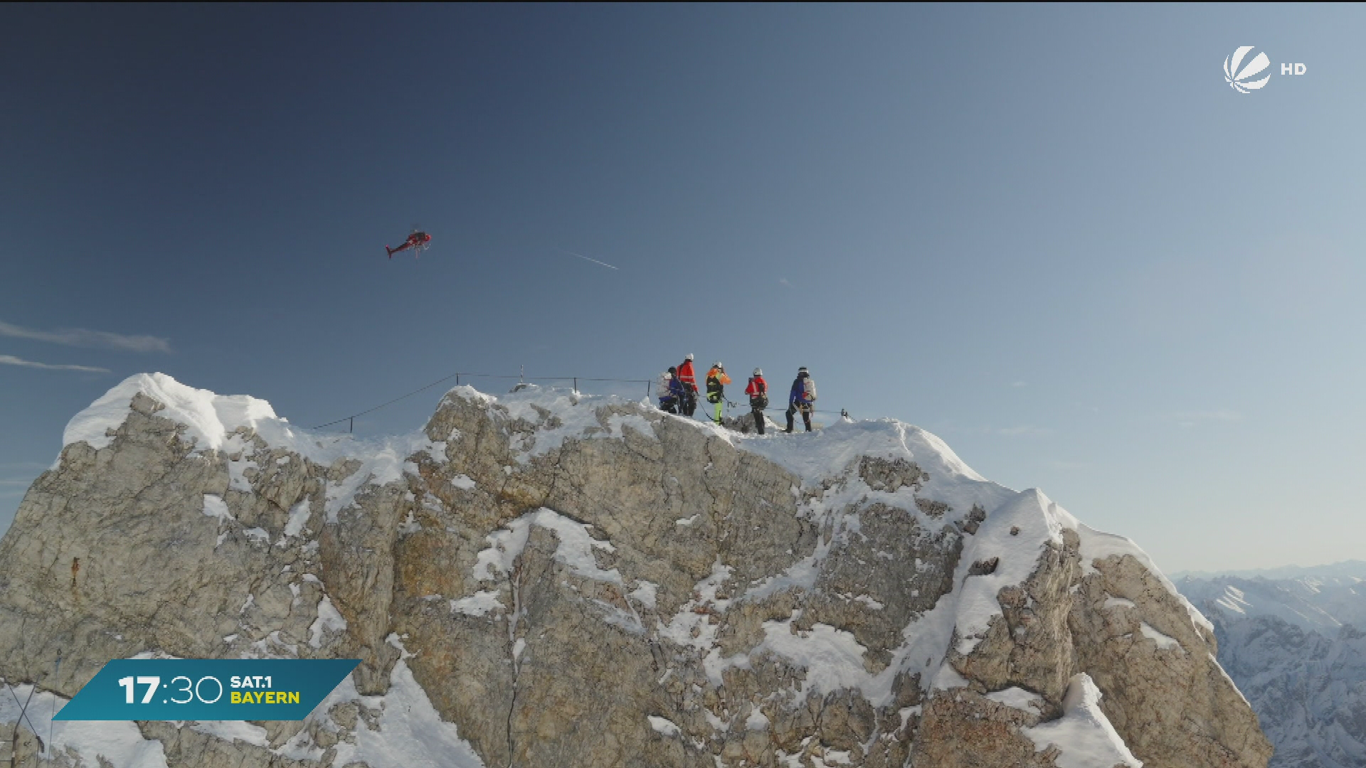 Video: Zugspitze: Restauriertes Gipfelkreuz zurück