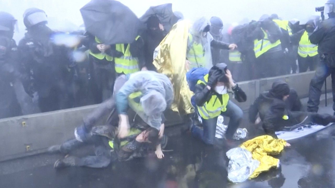 Video: Wasserwerfer bei Protest gegen AfD-Jugend