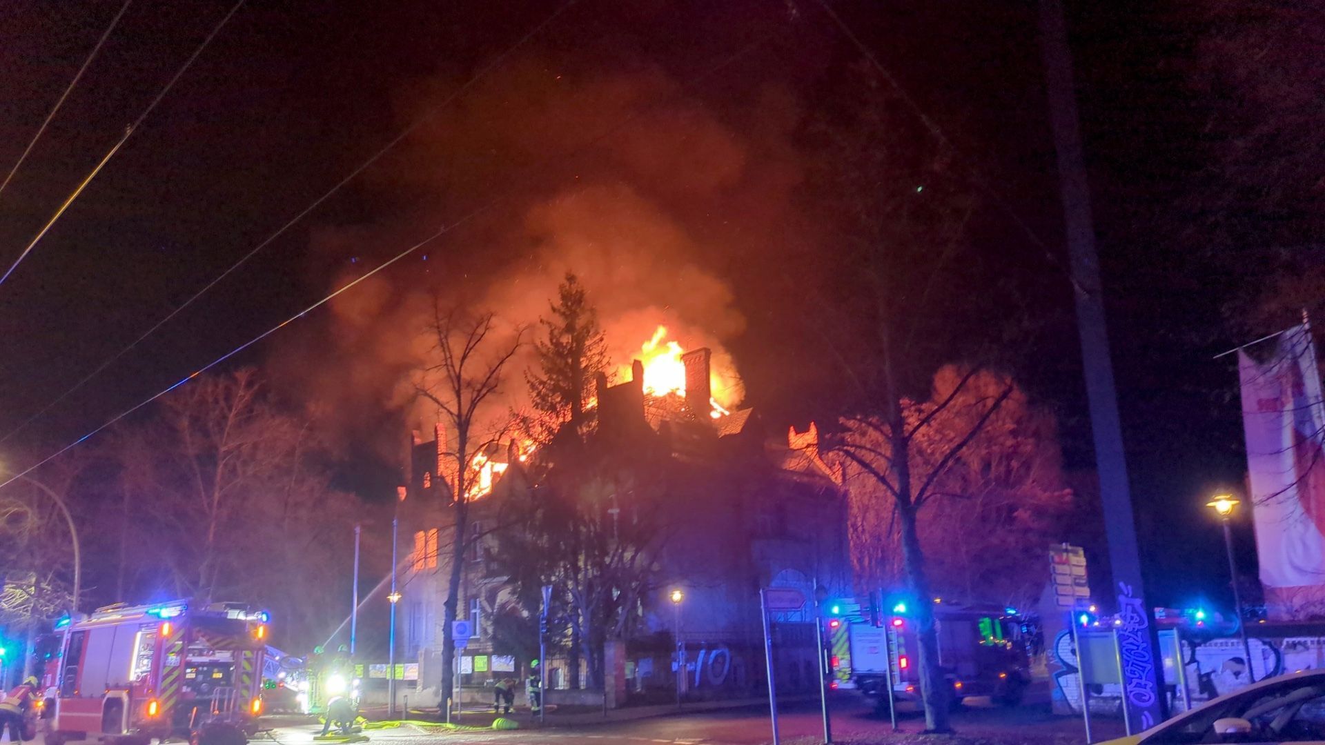 Video: Villa in Potsdam steht in Flammen