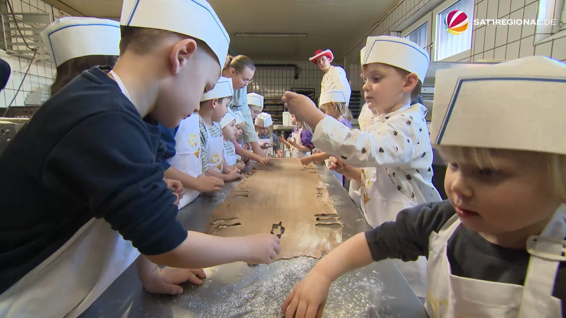 Video: Weihnachtsbäckerei: Kita-Kinder backen Kekse in Bad Segeberg