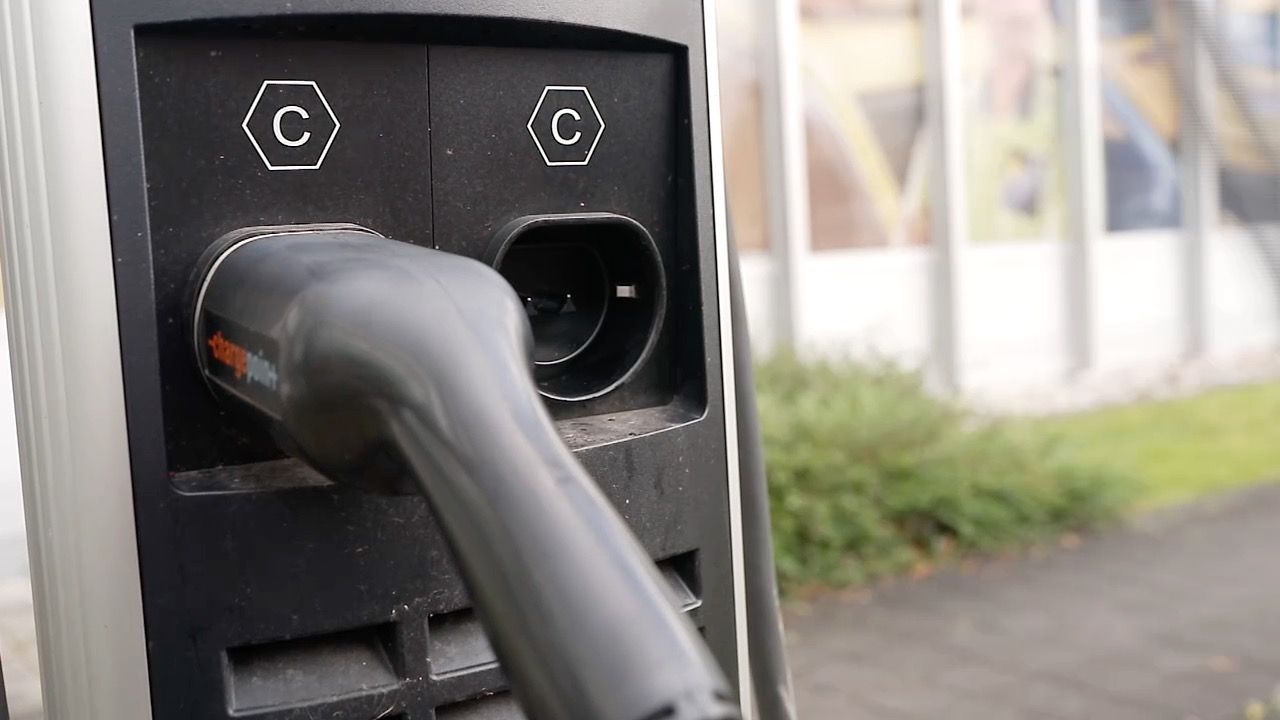 On-Tour-Das-passiert-bei-0-Prozent-Akku-im-E-Auto