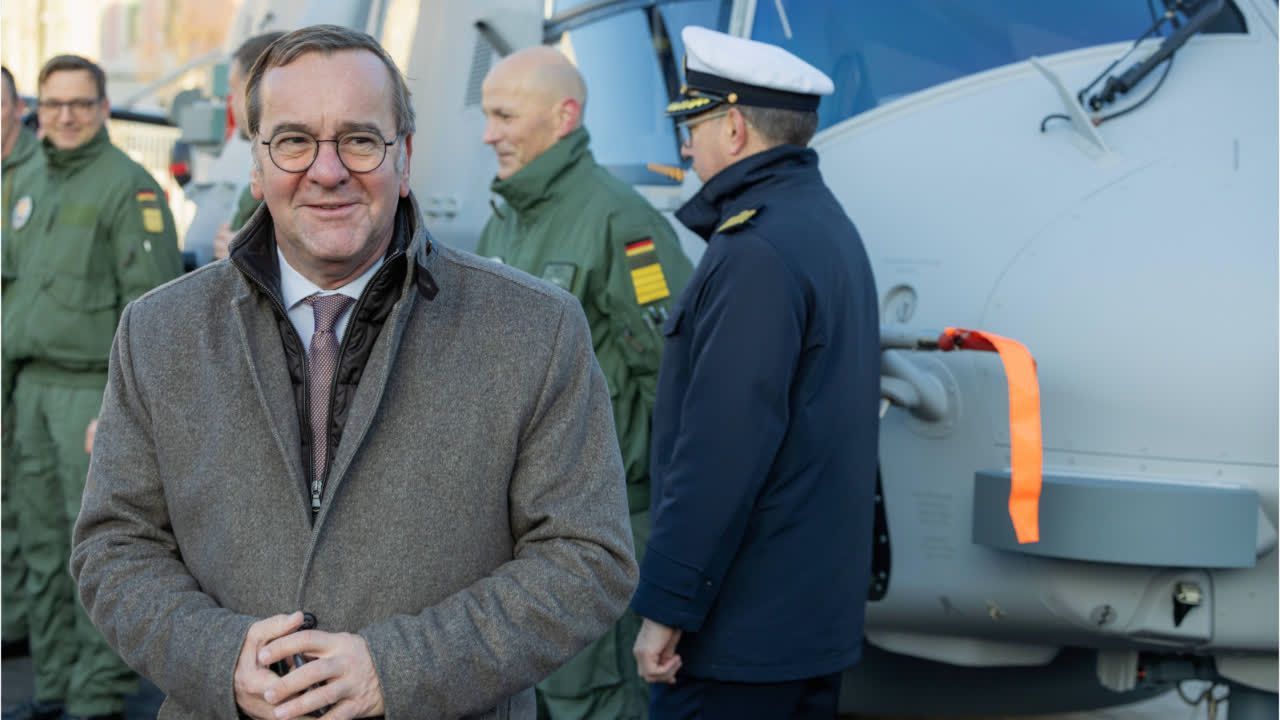 Video: Männer sollen Bundeswehr Reisen melden