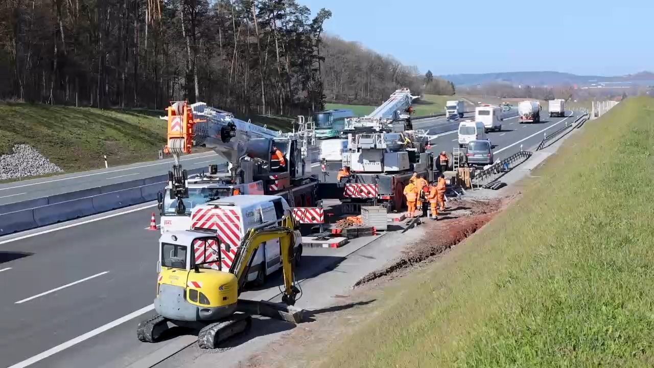 Video: Unfall auf A3 bei Schlüsselfeld: Mobiler Kran umgekippt