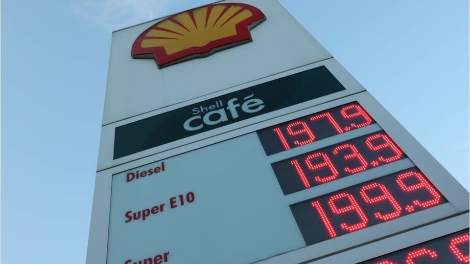 Spritpreise ziehen mittags deutlich an