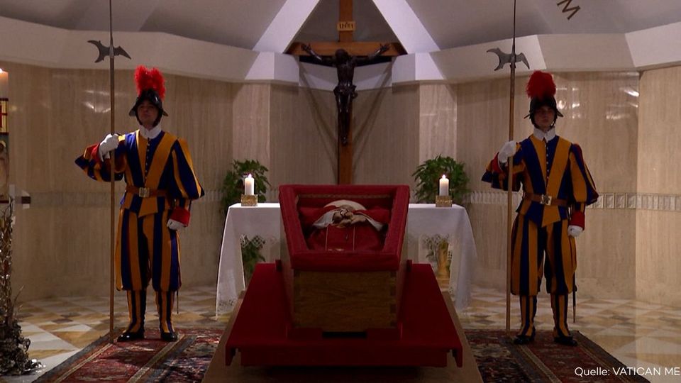 Erste Aufnahmen von Papst Franziskus im Sarg