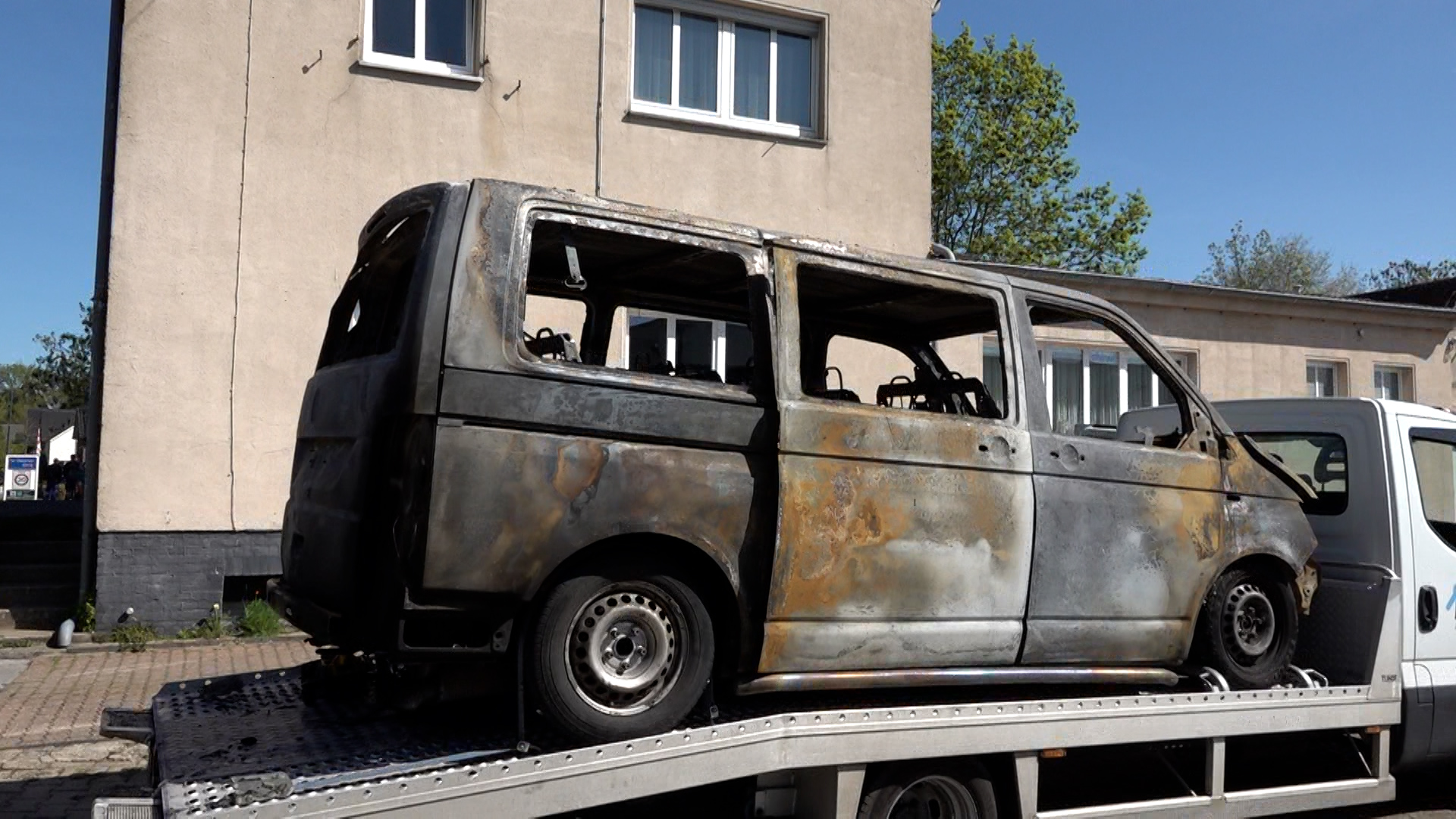 Video: Feuerteufel zerstört Fahrzeuge in Emmerich