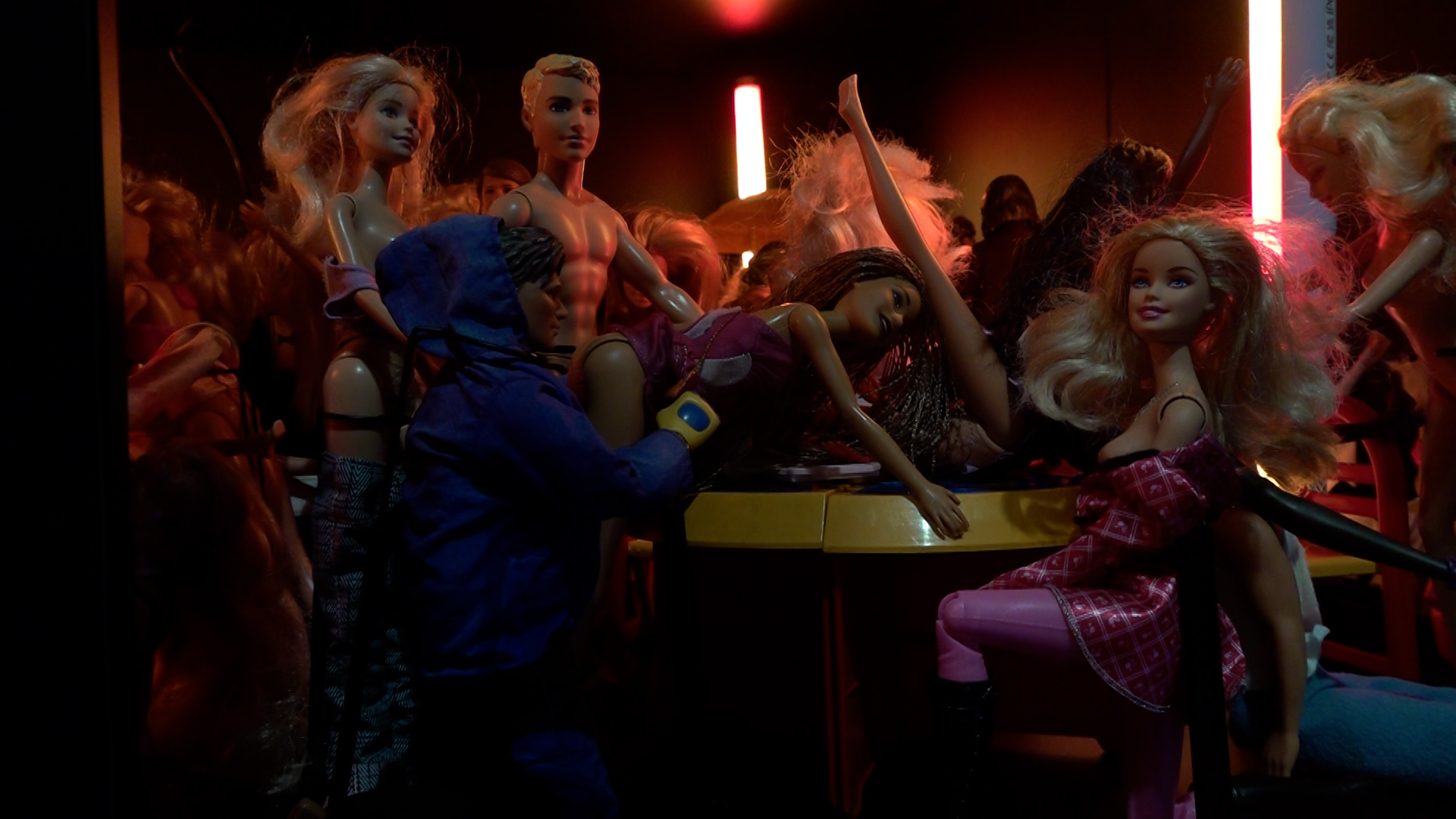 Video: Ungewöhnliches Kinderzimmer - verstörendes Kunstprojekt mit Barbies vorgestellt