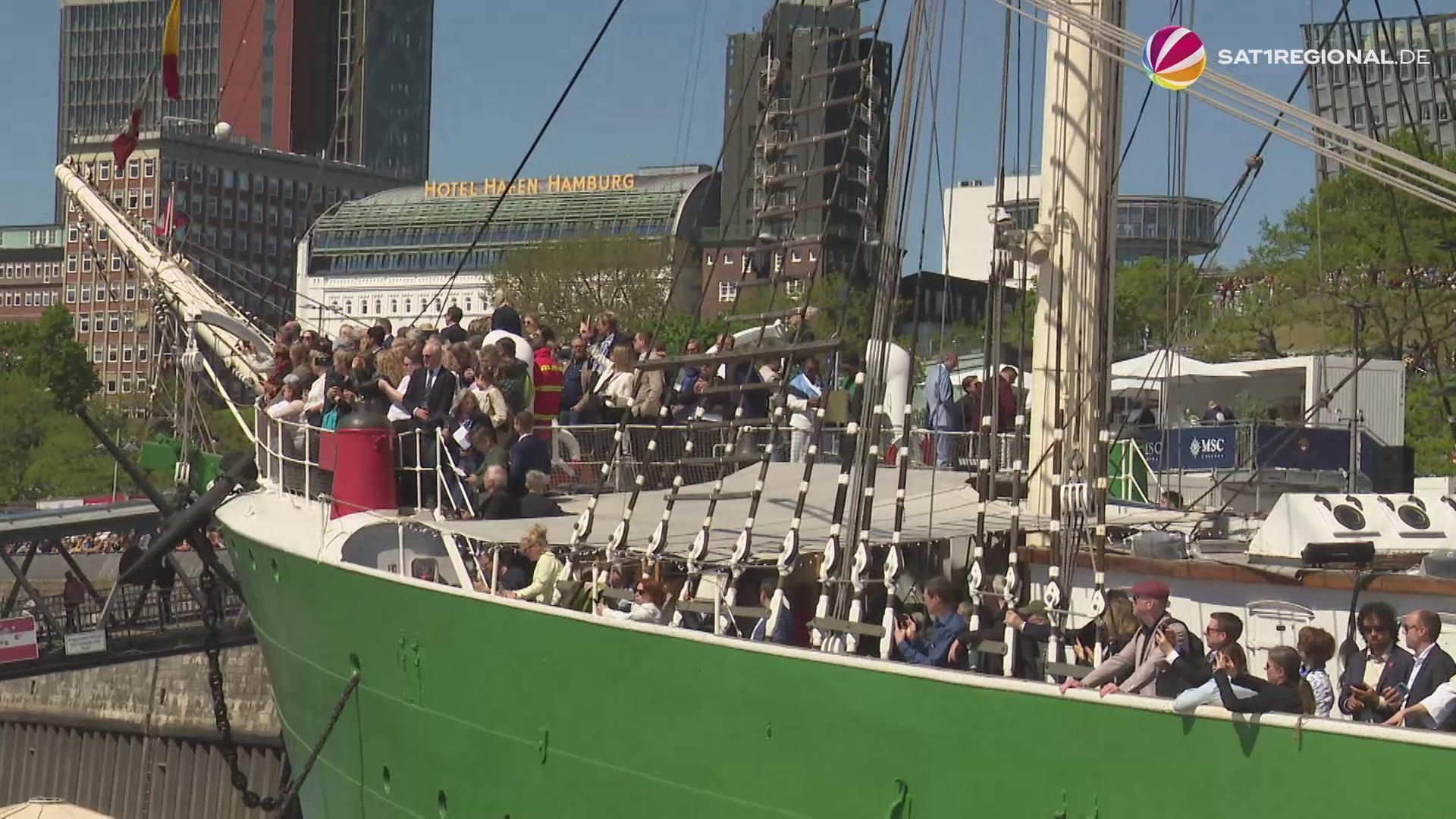 Video: Hafengeburtstag 2026 in Hamburg startet mit Einlaufparade bei schönem Wetter