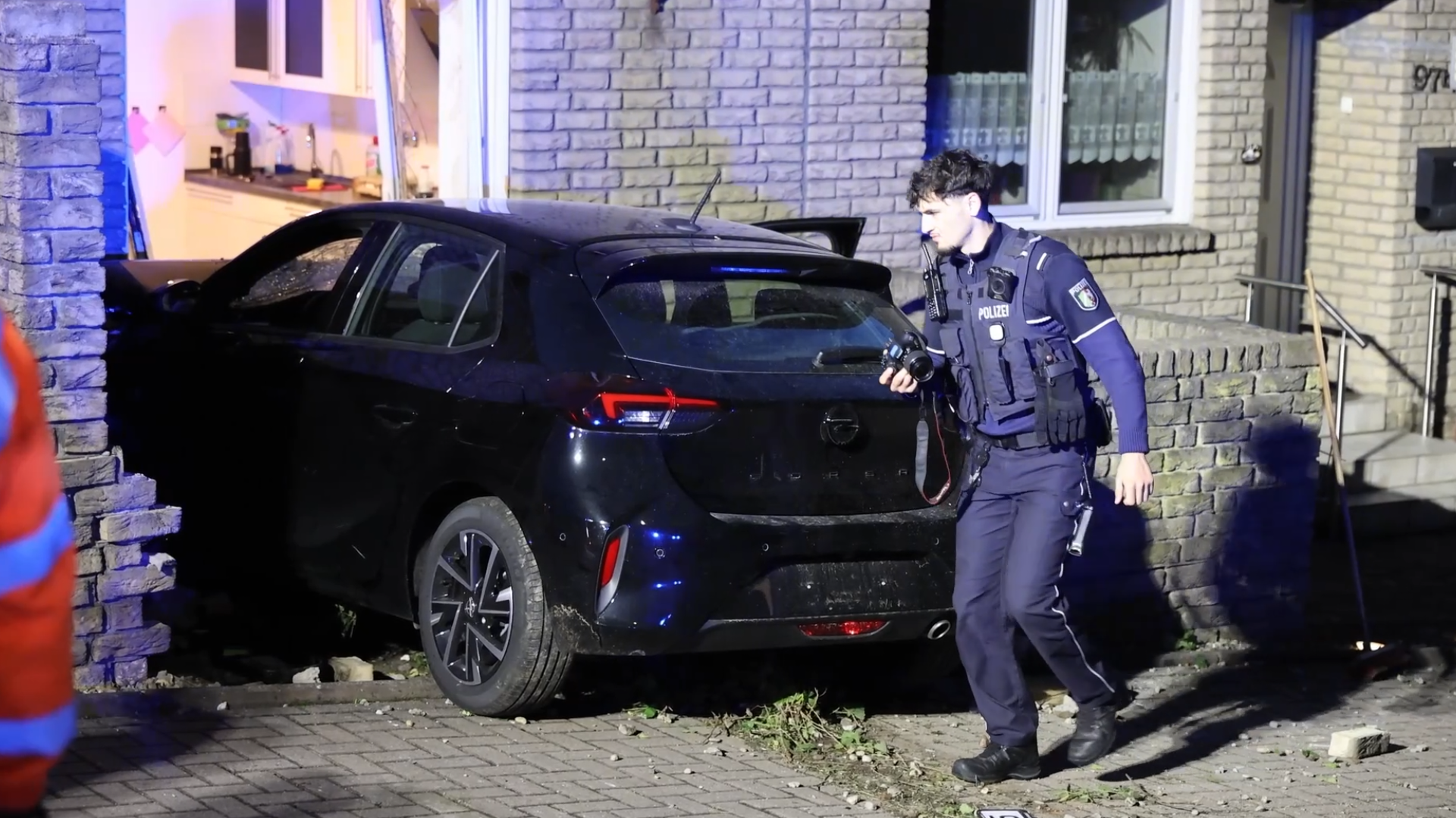 Video: 19-Jähriger fährt Auto in Hauswand