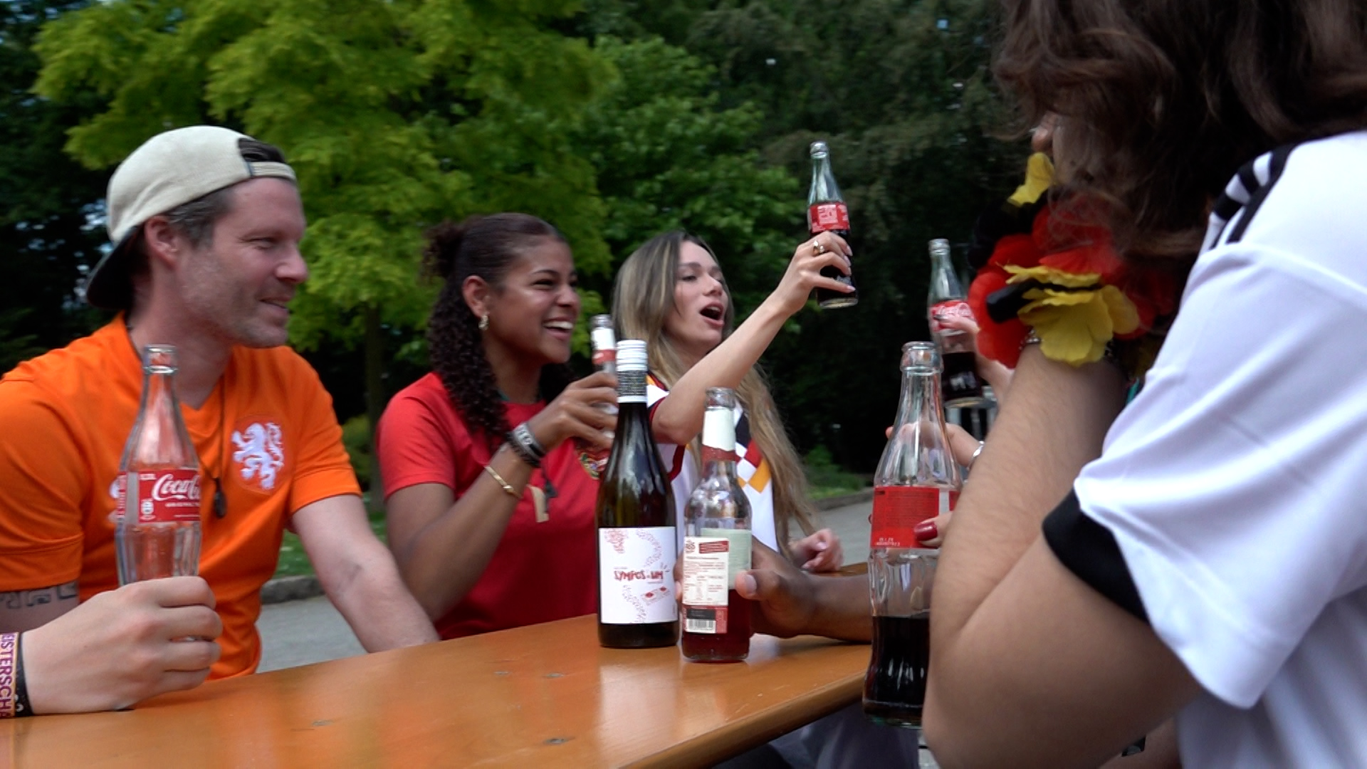 Video: Fußball-WM: Kneipen und Veranstalter füllen Public-Viewing-Lücke