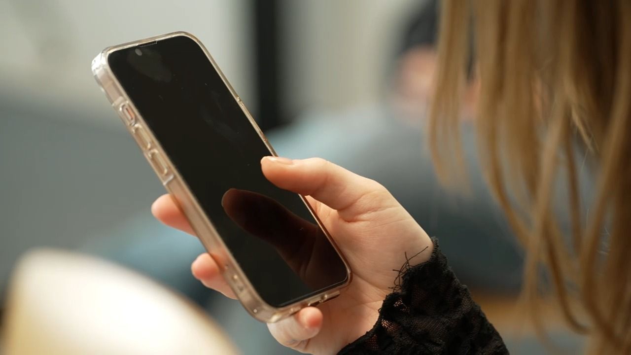 Video: Medienkompetenz statt Verbote: Immer mehr Jugendliche betroffen