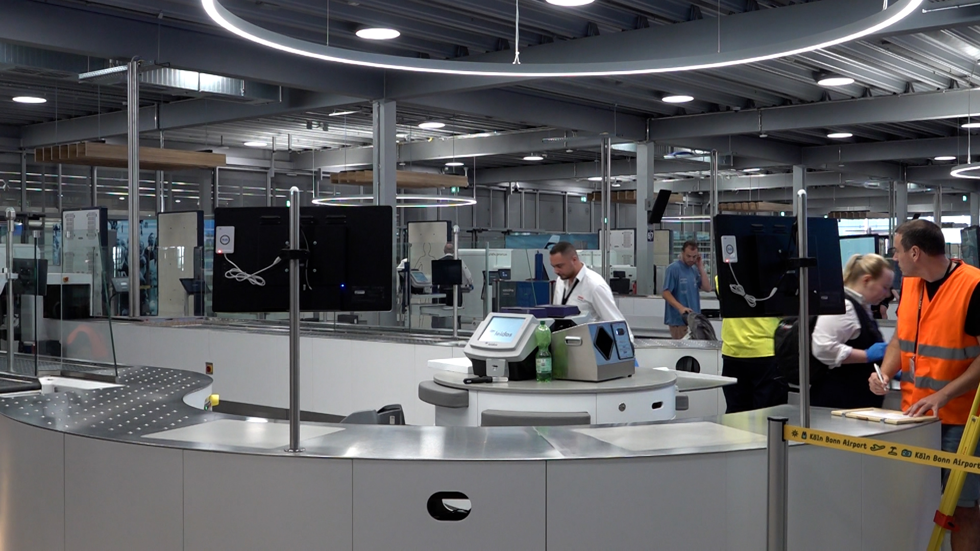 Video: Flughafen Köln Bonn eröffnet neue Sicherheitskontrolle