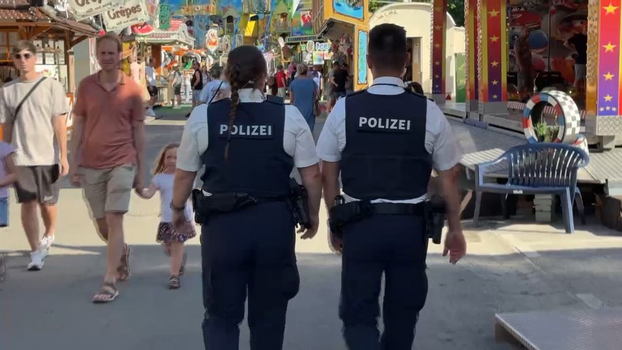 Video: Unterwegs mit der Polizei: Einsatz auf dem Kiliani-Volksfest
