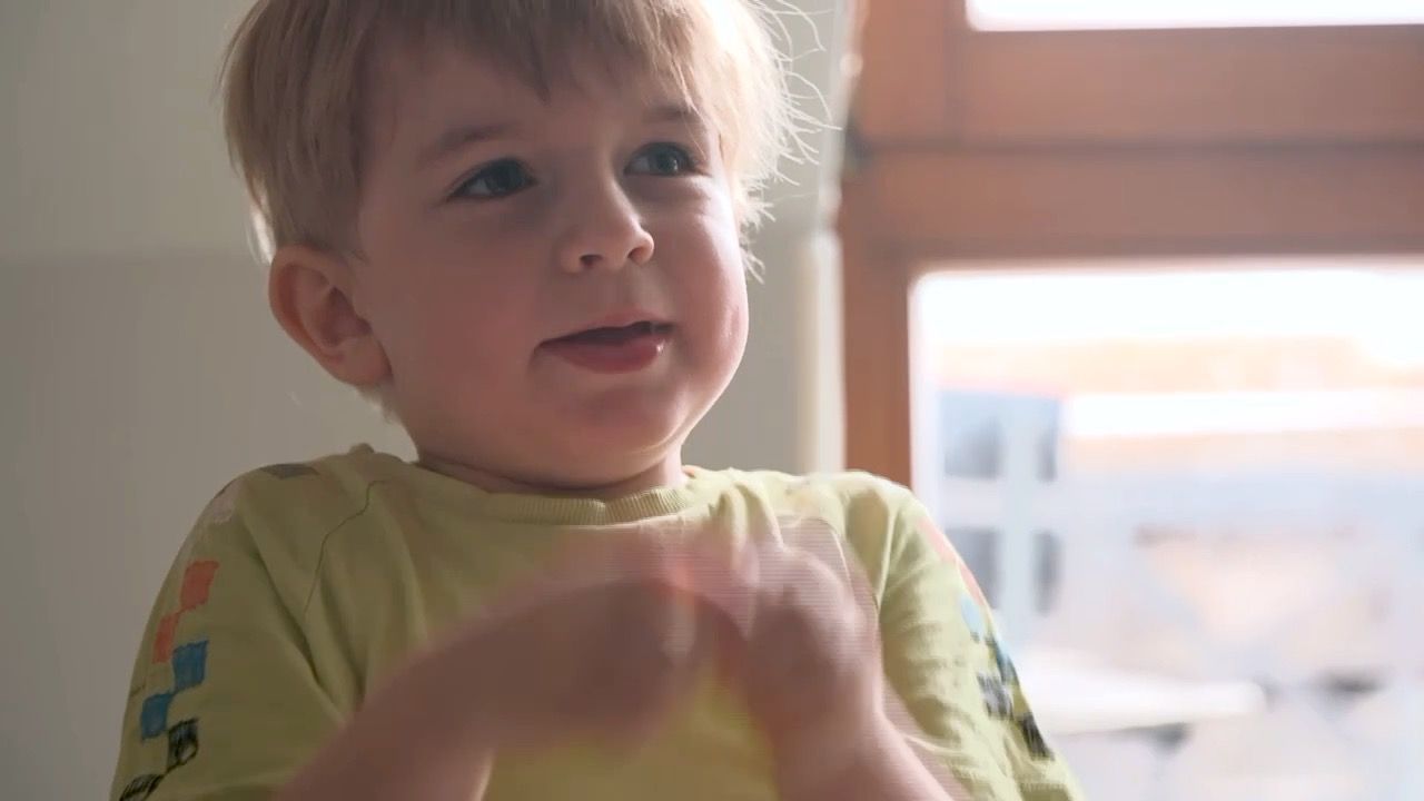 Video: Vierjähriger erkrankt an Kinder-Demenz: Familie hofft auf Gentherapie