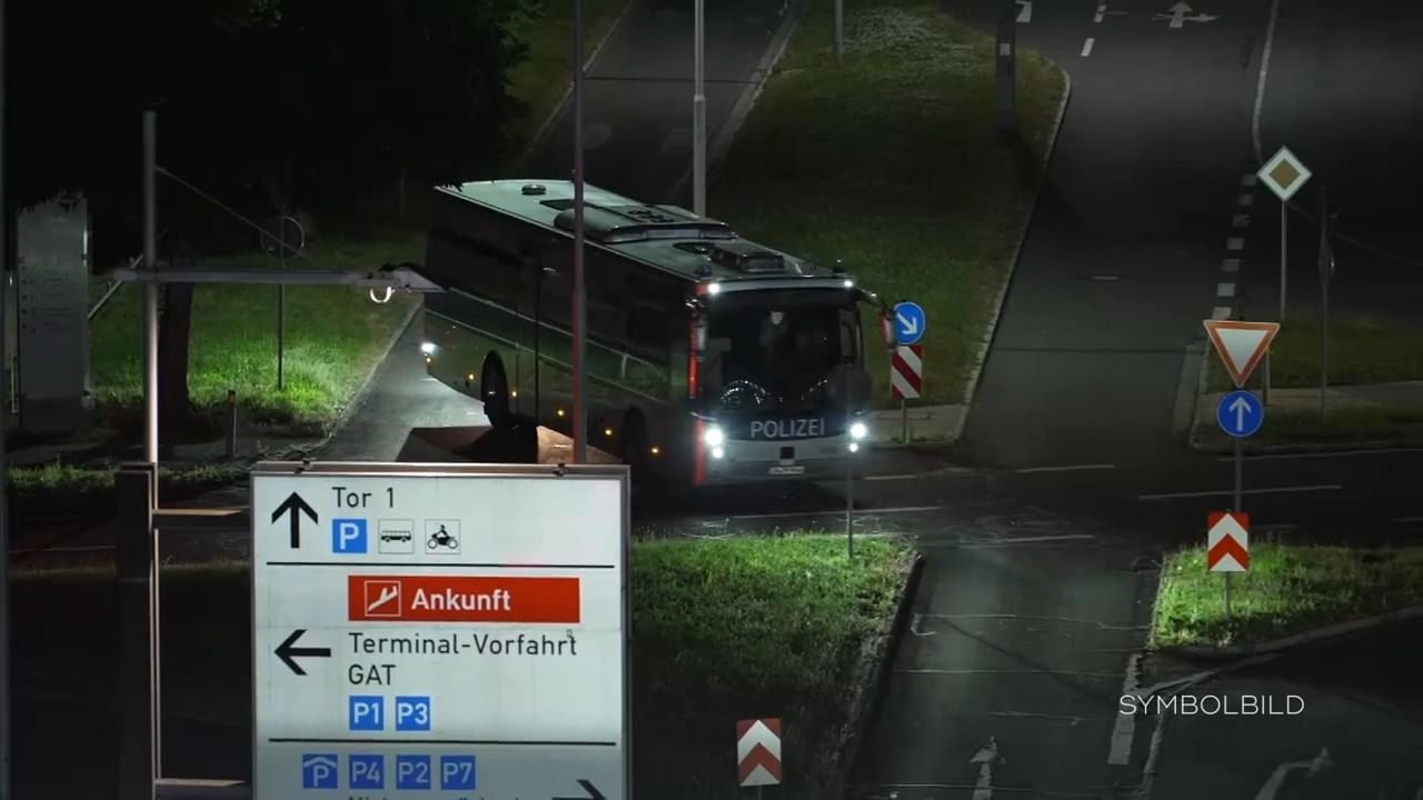 Video: Abschiebung bestätigt: Gericht weist verurteilten Betrüger aus