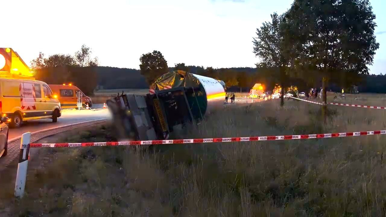 Video: Schwertransport verunglückt: Windrad-Teil stürzt auf Bundesstraße