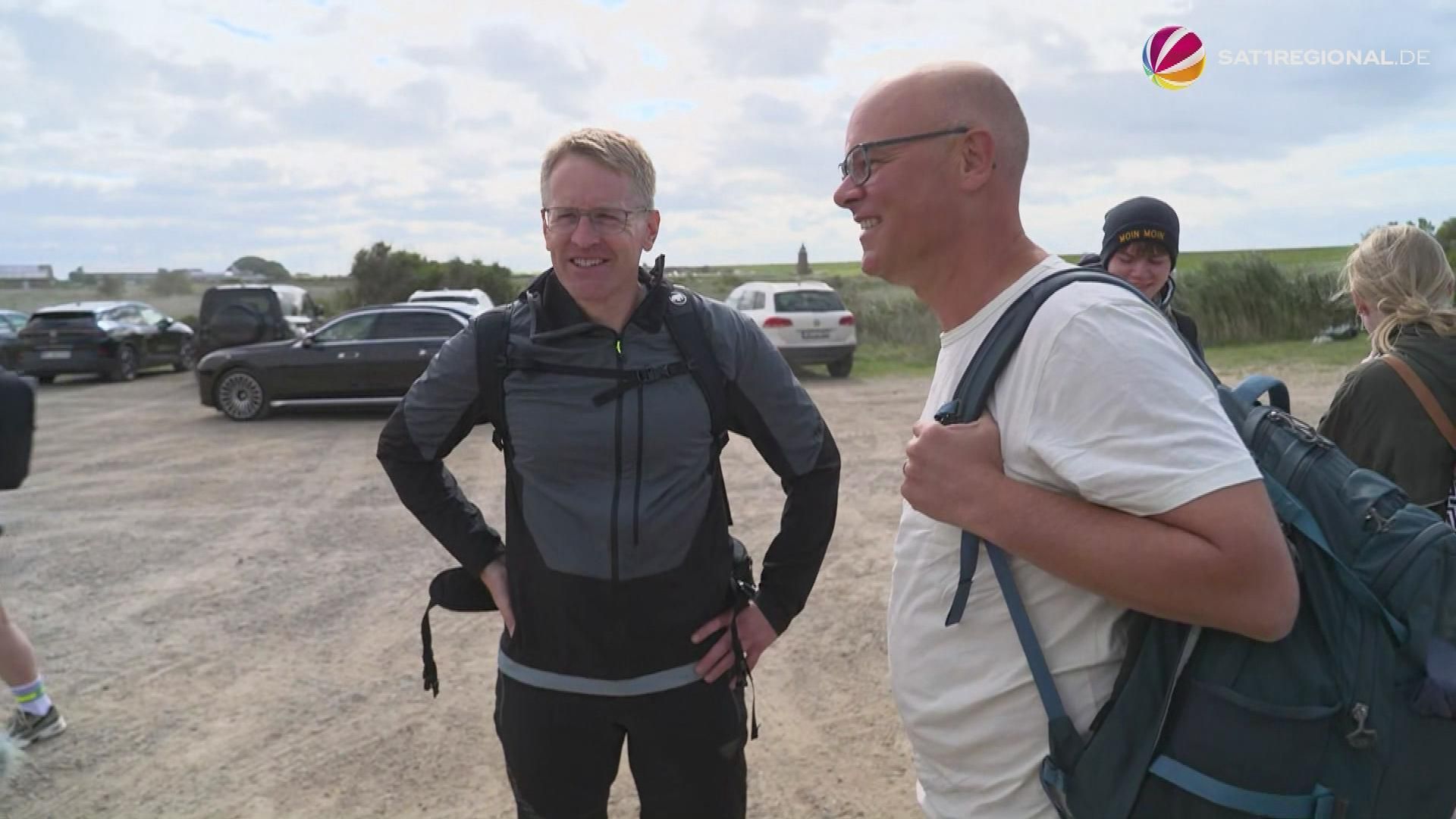 Video: Wattwanderung mit Zündstoff: Günther unterwegs mit Merz-Kritiker Goldschmidt