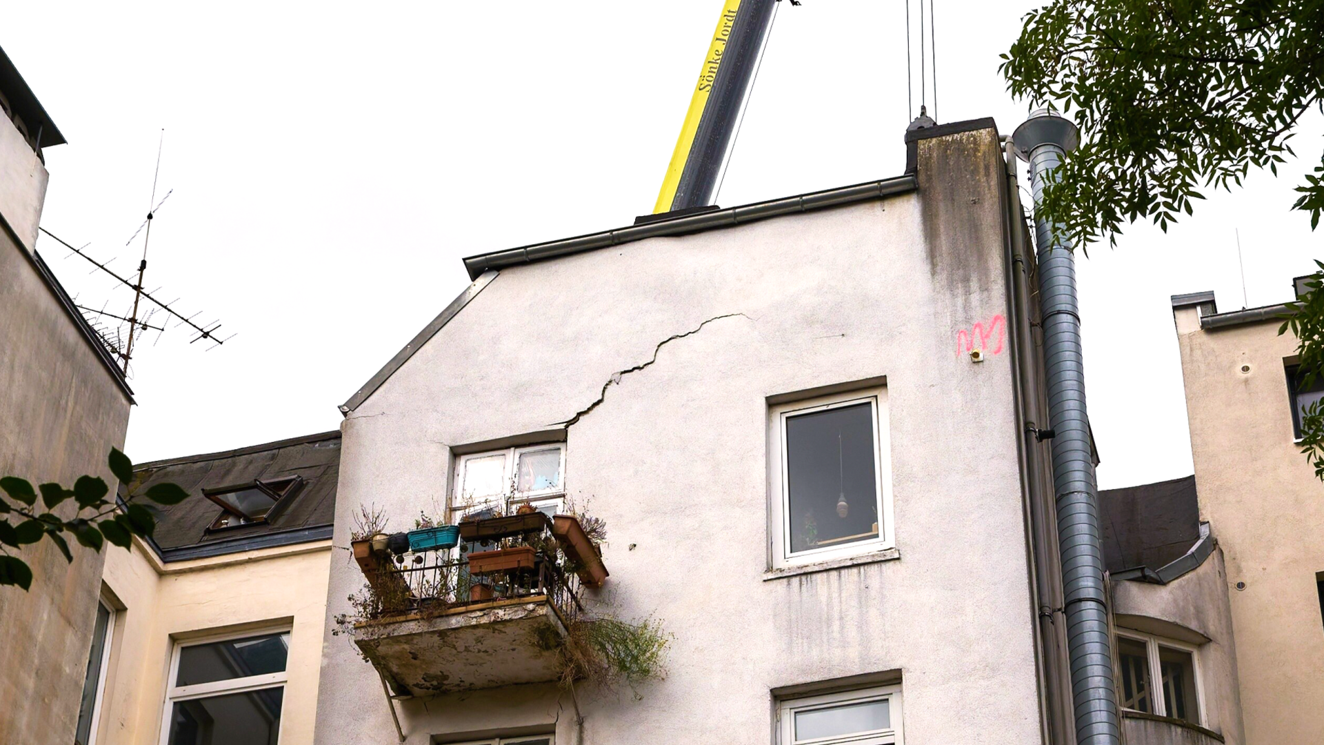 Video: Blitz-Abriss von Wohnhaus schockt Mieter