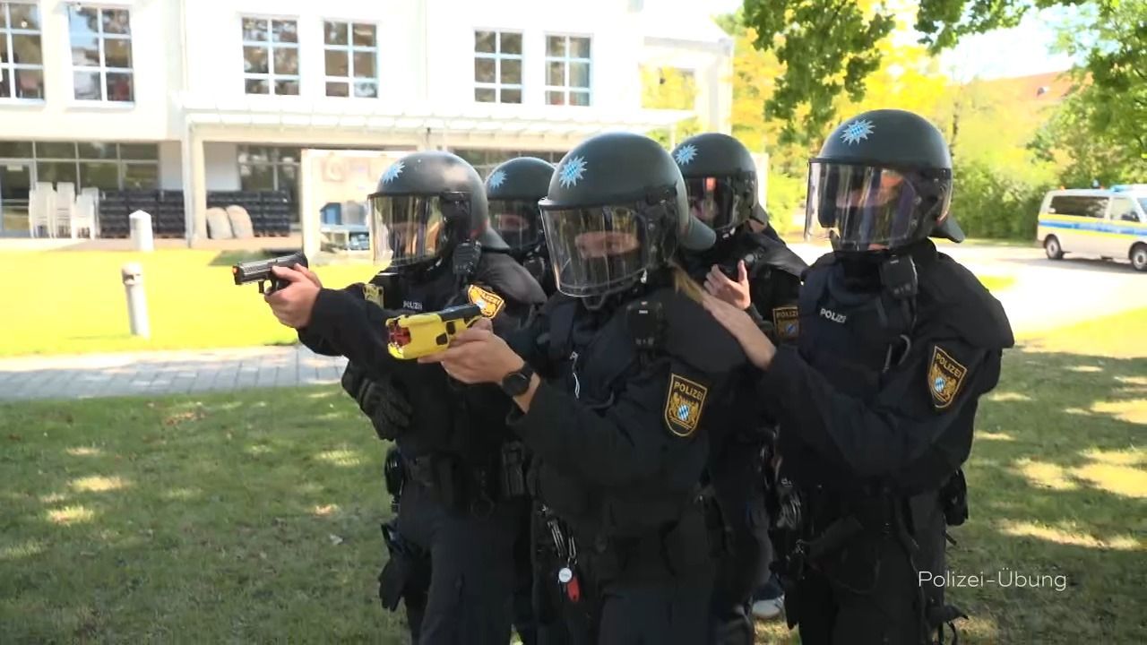 Video: Bis zu 50.000 Volt: Bayerns Polizei übt Einsatz mit Taser
