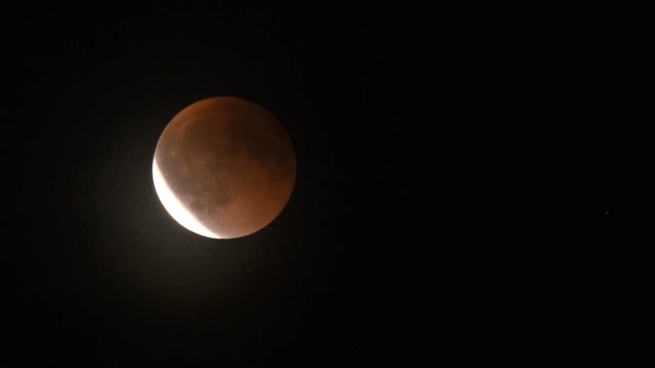 Video: Mondfinsternis über Bayern: Roter Mond am Morgen