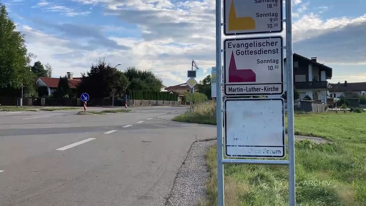 Video: Freitagsgebet-Schild wieder beschmiert: 23-Jähriger auf frischer Tat ertappt