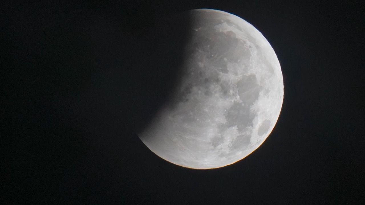 Video: Mondfinsternis über München: 93 Prozent des Mondes im Erdschatten
