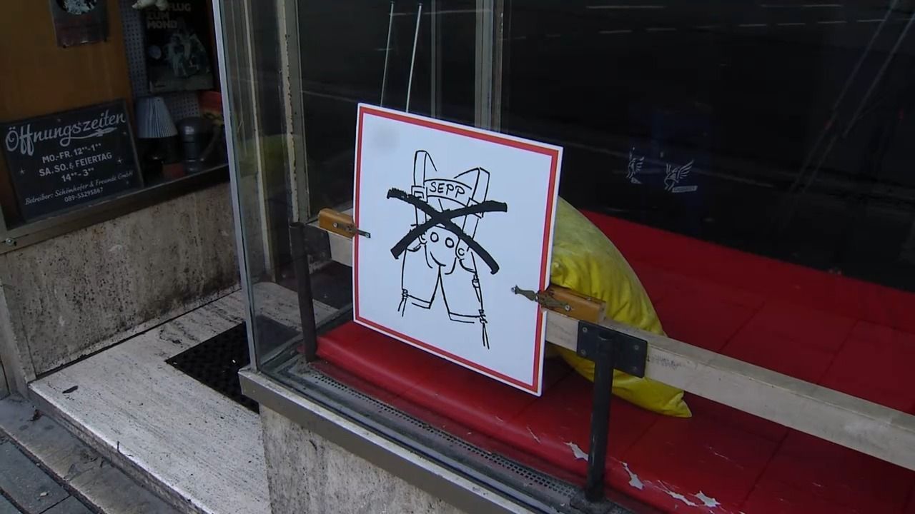 Video: Trachtenverbot in München: Einige Bars sagen „Nein” zu Dirndl und Lederhose
