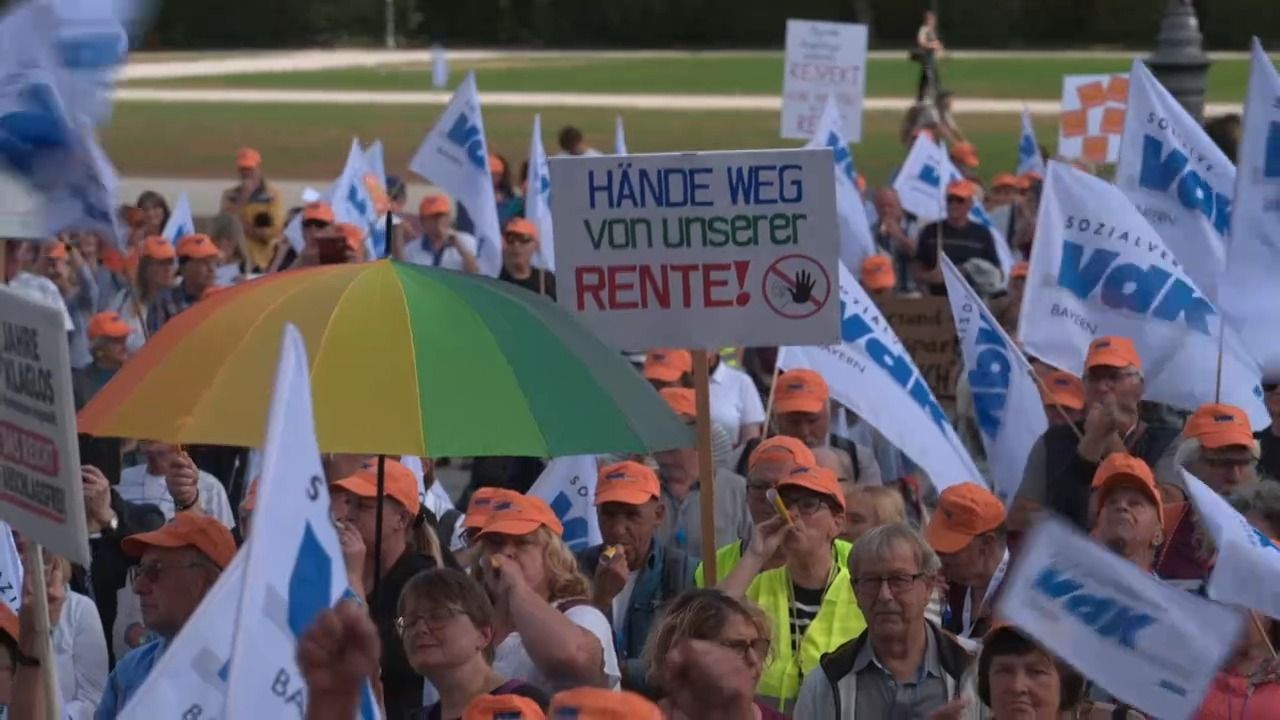Video: Streit um Pflege-Reform: Rentenkürzungen sorgen für Protest in München