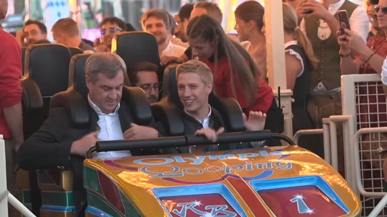Video: Olympia-Wette auf Wiesn eingelöst: Söder und Krause fahren Olympia-Looping